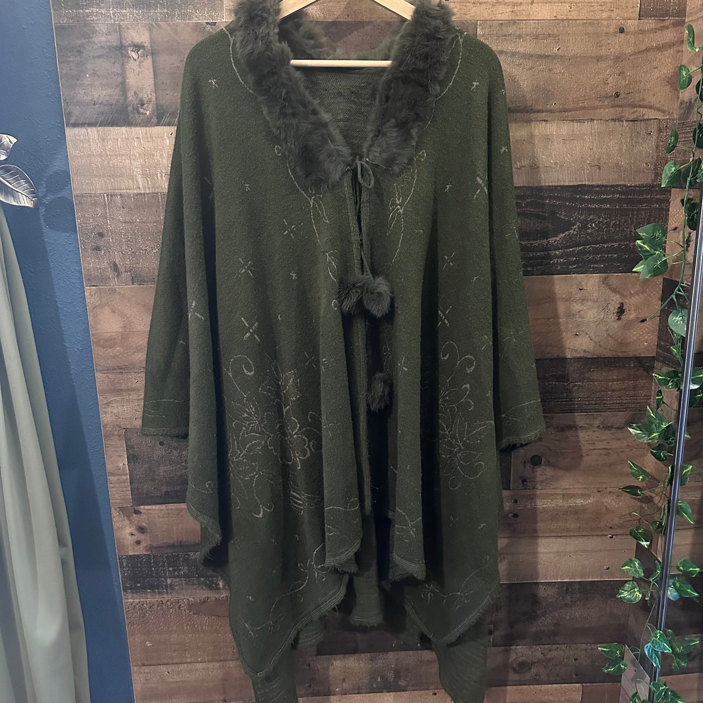 Green Fur Detailed Poncho with Forest Fairy Vibes - One Size