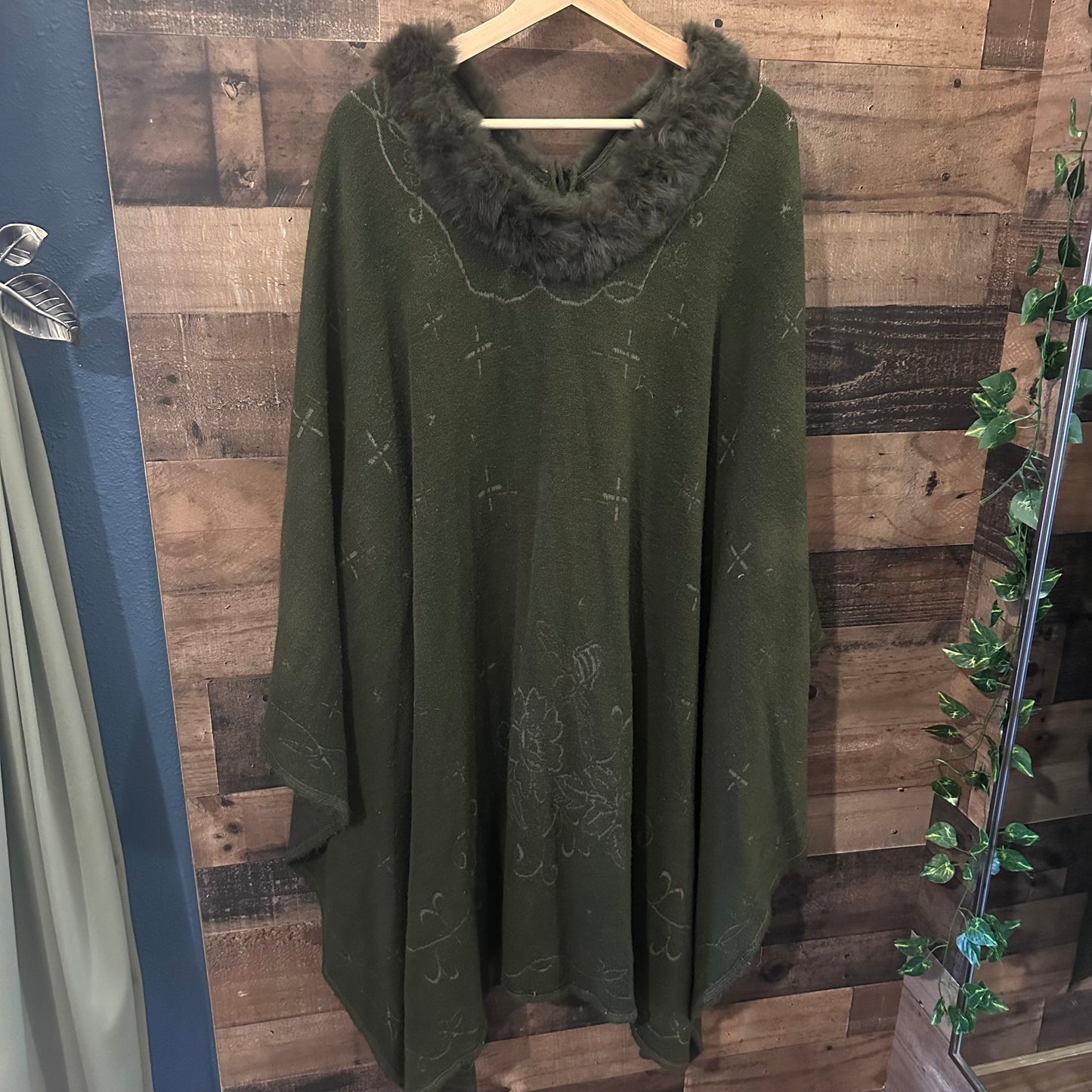 Green Fur Detailed Poncho with Forest Fairy Vibes - One Size