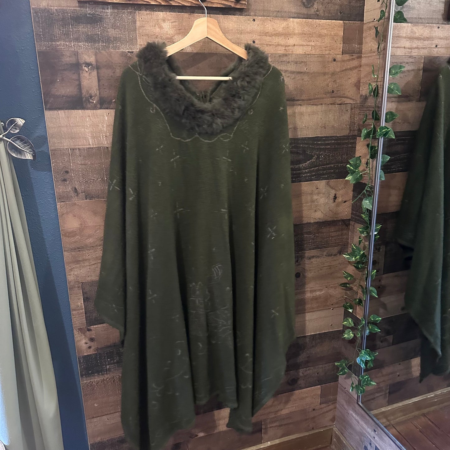 Green Fur Detailed Poncho with Forest Fairy Vibes - One Size