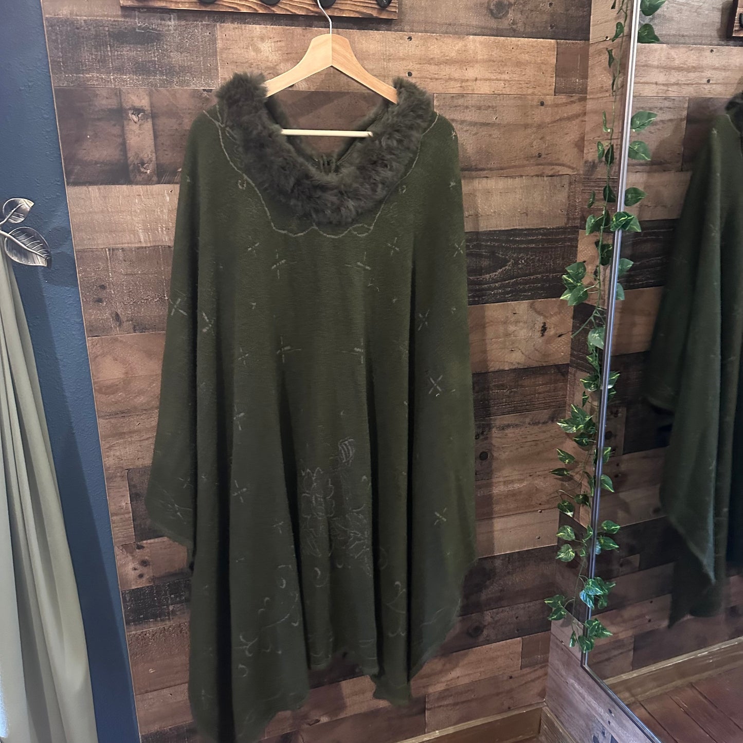 Green Fur Detailed Poncho with Forest Fairy Vibes - One Size