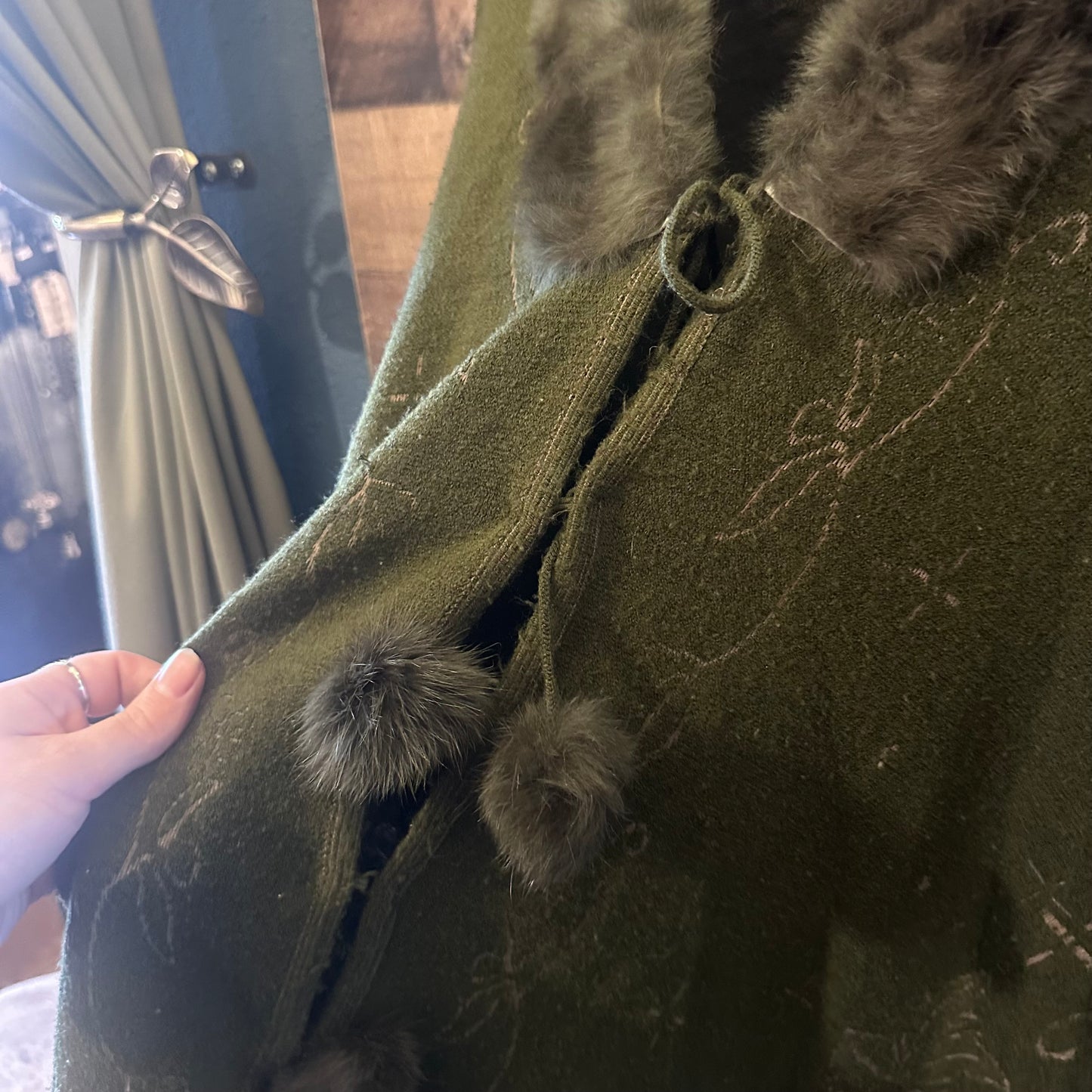 Green Fur Detailed Poncho with Forest Fairy Vibes - One Size